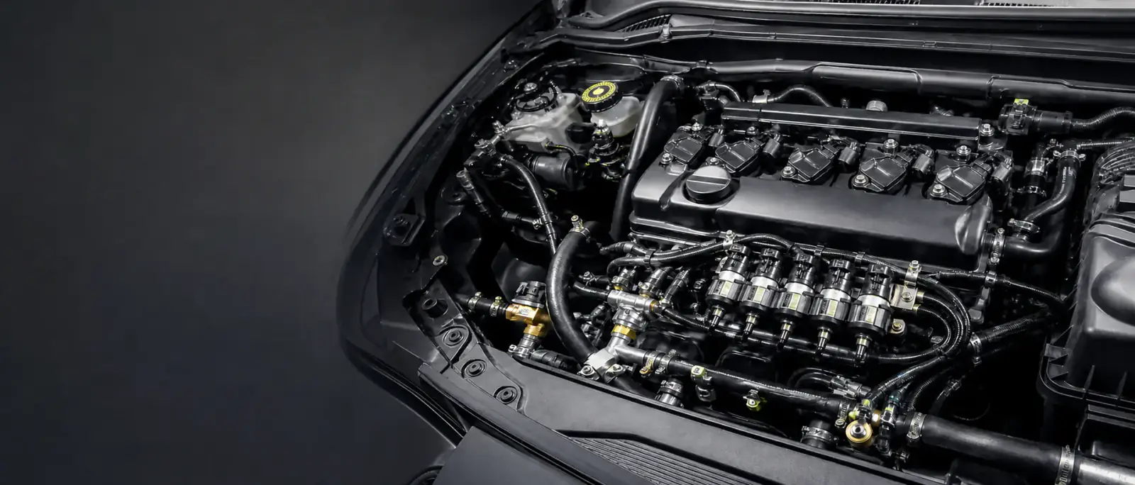 Motorový prostor vozu připraveného pro odborný LPG servis